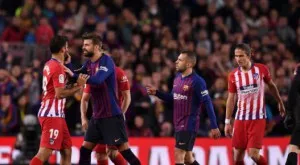 Какво каза Пике на Коща, след като нападателят бе изгонен в дербито?