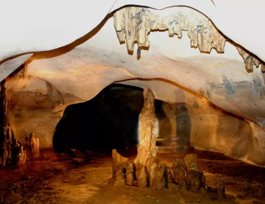 Туристи се самоизолираха в пещера, нямали пари за хотел