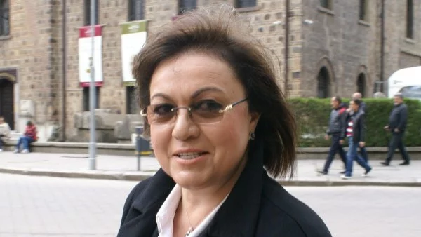 Нинова: В България един човек управлява народа и неговите пари