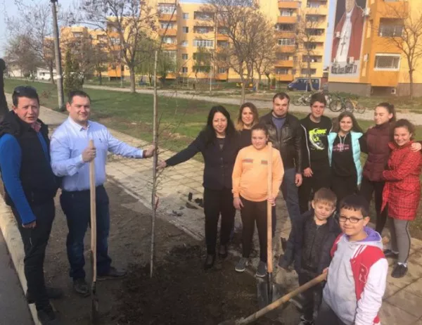 Деца от Раковски засаждаха дървета в "Седмицата на гората"