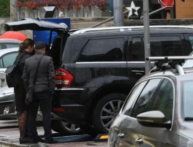 Криминалисти обискират джип в центъра на София 