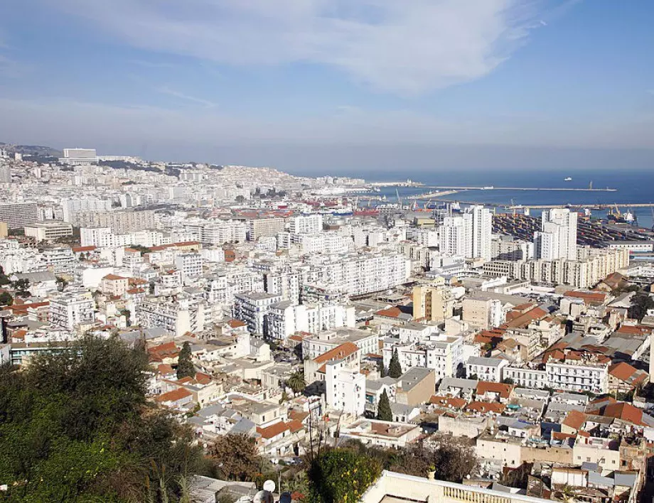 Алжир отзова посланика си във Франция 