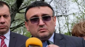 {{ otherArticle[0].article.title }}