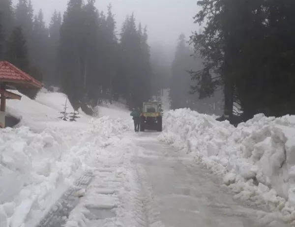 Пробиват пътя Баните-Пловдив през снежните преспи на вр. Свобода