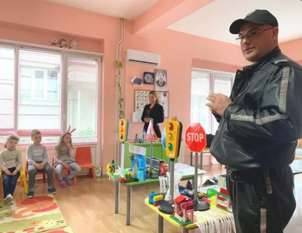 Пътен полицай с урок по безопасност в детска градина