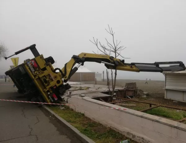 Камион се прeобърна в морската градина в Бургас (СНИМКИ)