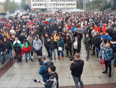 Стигна се до агресия на протестите в Габрово