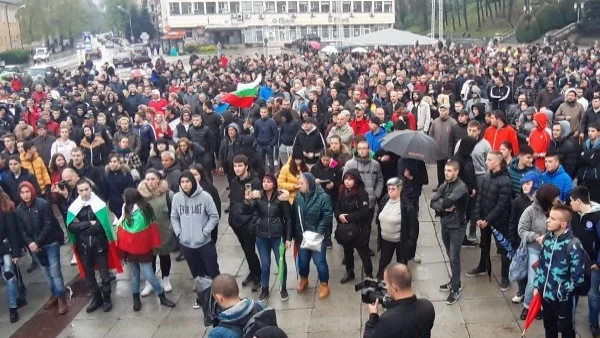 Стигна се до агресия на протестите в Габрово