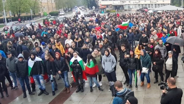 Масов протест в Габрово, полицаите - с жилетки "Антиконфликт"