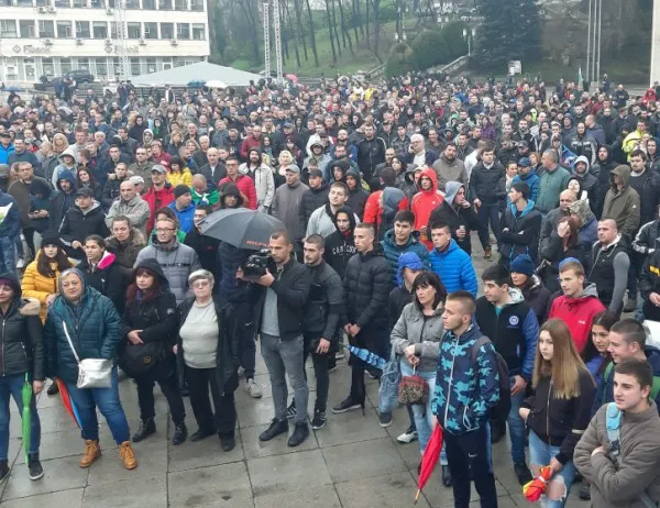 Стотици отново излязоха на протест в Габрово (СНИМКИ)