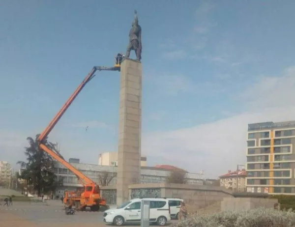 Ремонтират паметника на „Альоша“ в Бургас