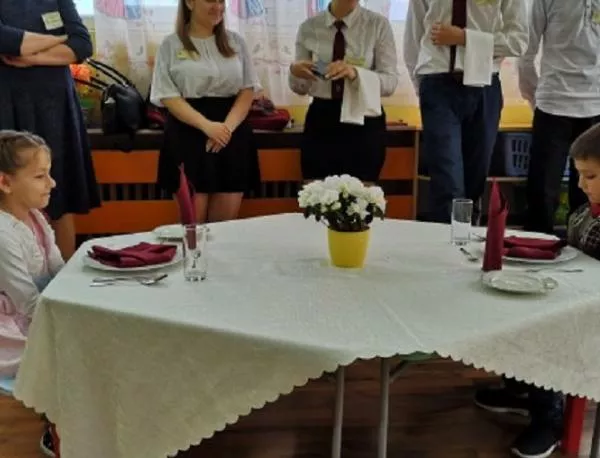 Бургаски ученици показаха на по-малките как да се хранят по етикет