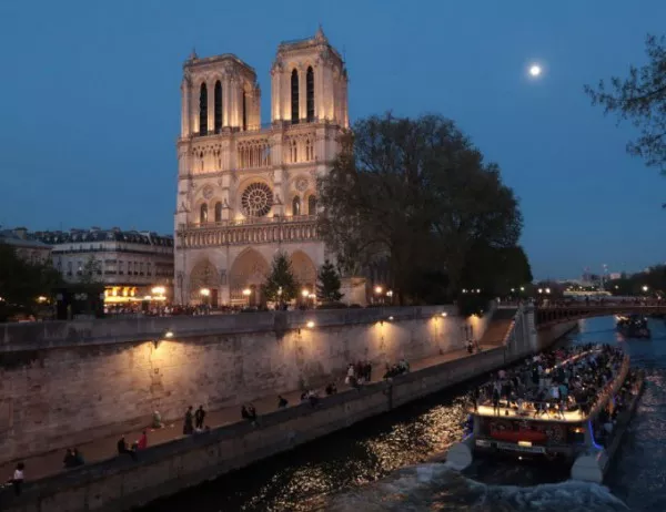 Запали се катедралата "Нотр Дам" в Париж (ВИДЕО)