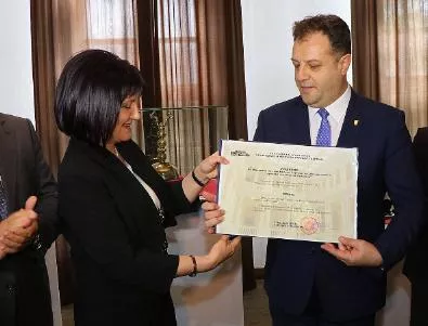 Цвета Караянчева връчи на кмета Панов решението на НС за Велико Търново