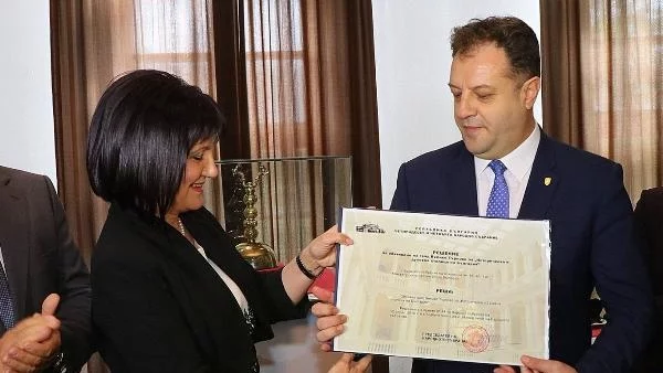 Цвета Караянчева връчи на кмета Панов решението на НС за Велико Търново