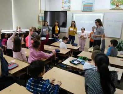 Модернизират 92 класни стаи в Бургас