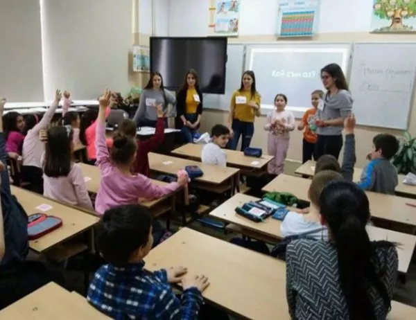 Модернизират 92 класни стаи в Бургас