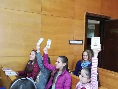 В Деня на Конституцията старозагорски ученици се учиха да бъдат граждани (СНИМКИ) 