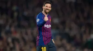 СНИМКИ: Фен нахлу на терена след Барса - Атлетико, за да прегърне Меси