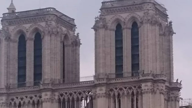 Разследващите работят върху версията за умишлен палеж на катедрала в Нант