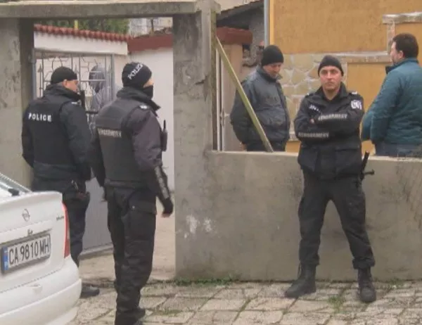 Над 30 души задържани при акция срещу най-голямата група за "ало" измами