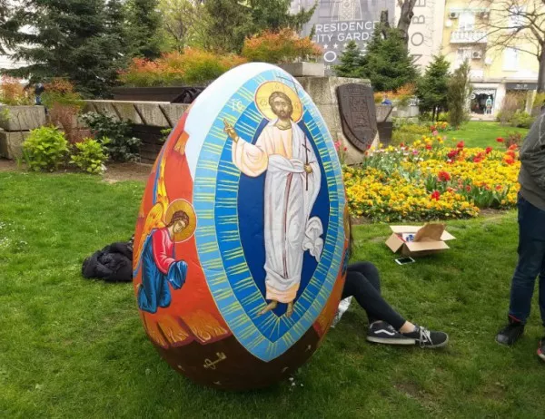 Огромни великденски яйца красят центъра на Пловдив (СНИМКИ) 