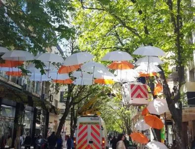 Новите чадъри в Благоевград в оранжево и бяло