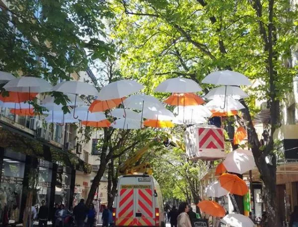 Новите чадъри в Благоевград в оранжево и бяло