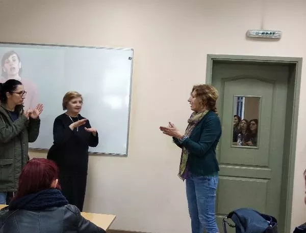 Студенти и социални работници от Русе овладяват жестомимичния език