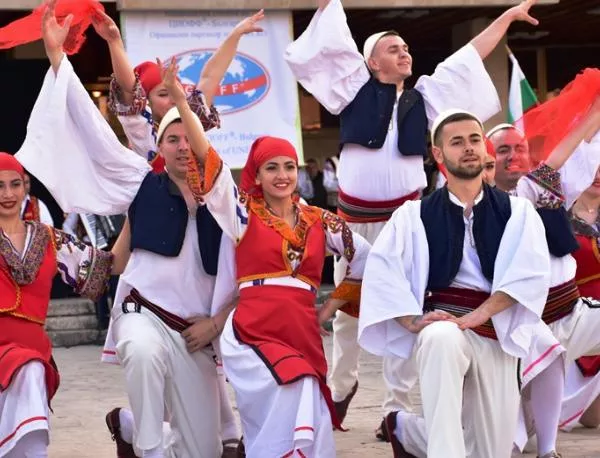 400 танцьори гостуват на ХІII-тото  издание на международния фолклорен фестивал „Врачанска пролет“