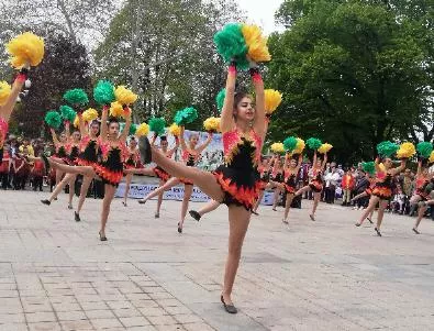 Мажоретки показаха завидни умения на фестивал в Русе