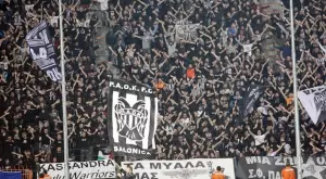 Не е само в България: Фенове на Марсилия и ПАОК се обстрелваха с ракети в Лигата на конференциите (ВИДЕО)