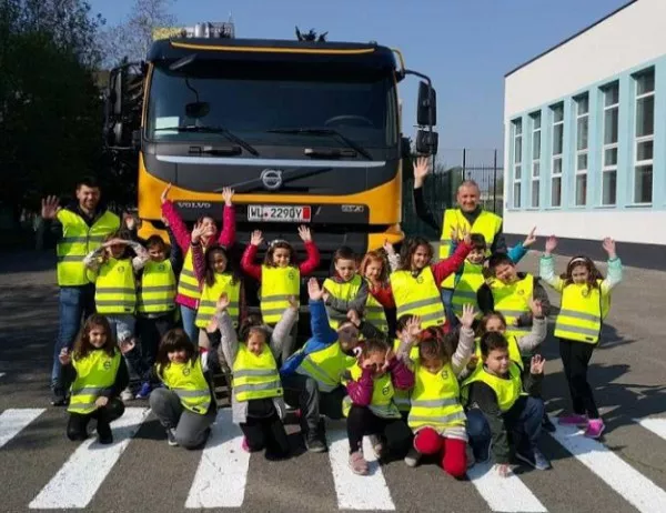 Над 200 деца от Бургас бяха обучени как да пресичат правилно (СНИМКИ)