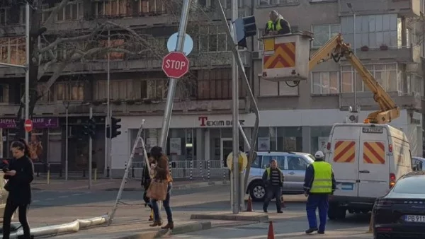 След зрелищна катастрофа: Възстановиха светофарите на възлово пловдивско кръстовище