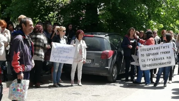 В Стара Загора продължават протестите на медицинските сестри (СНИМКИ)