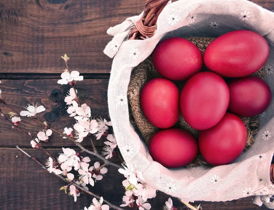 Ако искате най-ярките и наситени червени яйца, боядисайте ги с това