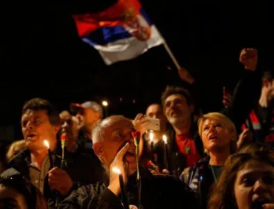 Сблъсъци и удари с бухалка срещу опозицията пред сръбския парламент 