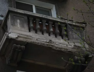Част от фасада на сграда се срути в София (СНИМКА)
