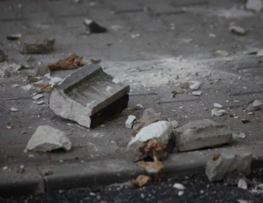 Парче от сграда падна върху главата на мъж в София