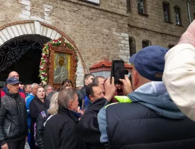 Необичайно провеждане на литийното шествие с чудотворната икона на Св. Богородица