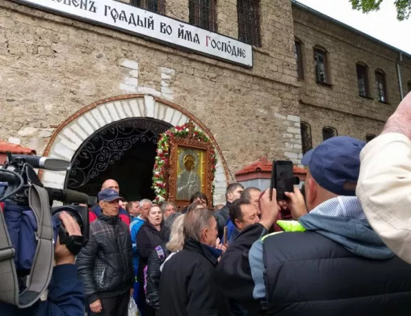 Хиляди богомолци се включиха в шествието с чудотворната икона на Света Богородица в Бачковския манастир (СНИМКИ)