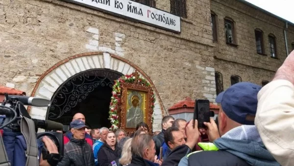 Хиляди богомолци се включиха в шествието с чудотворната икона на Света Богородица в Бачковския манастир (СНИМКИ)