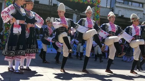 Русенци тропнаха празнично хоро на Великден