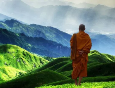 Будистки монах гради храм от бирени бутилки на тайландски остров 