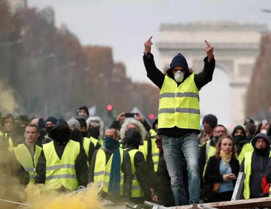 Полиция разгони "жълти жилетки" със сълзотворен газ в Париж (ВИДЕО)
