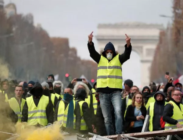 Многохилядни шествия във Франция, "жълтите жилетки" пак вандалстваха и се биха с полицията