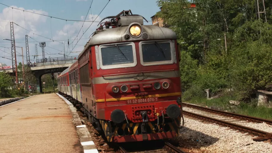 БДЖ увеличава влаковете към Варна и Бургас