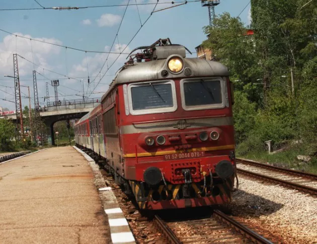 Влак се блъсна в скали близо до Пловдив