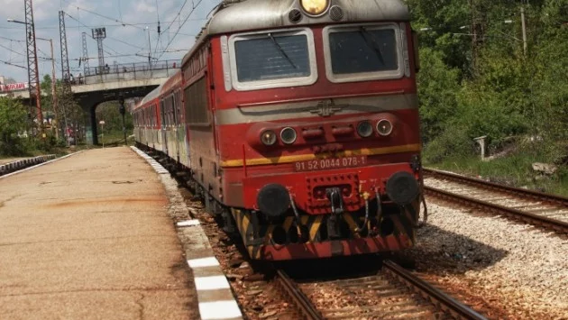 Влак се блъсна в скали близо до Пловдив