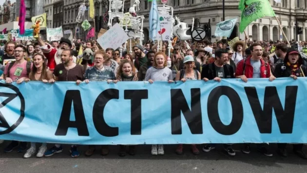 Масови протести срещу климатичните промени в цял свят, заедно с масови арести